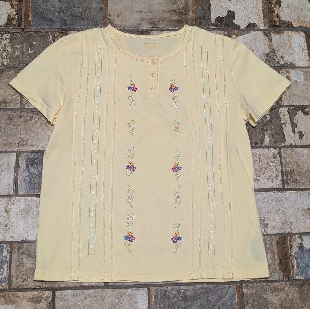 Bobbie Brooks Women's Large Pastel Yellow Flower Accent Short Sleeve Top